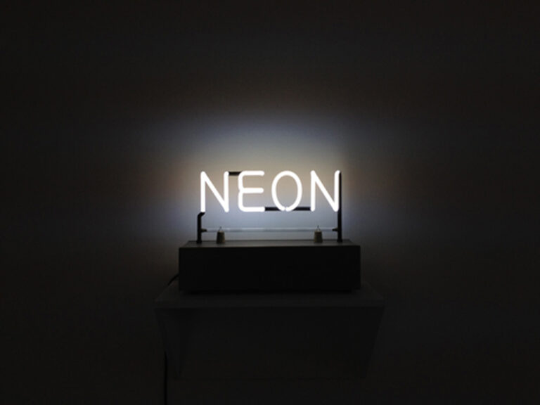 néon, who’s afraid of red, yellow and blue ?