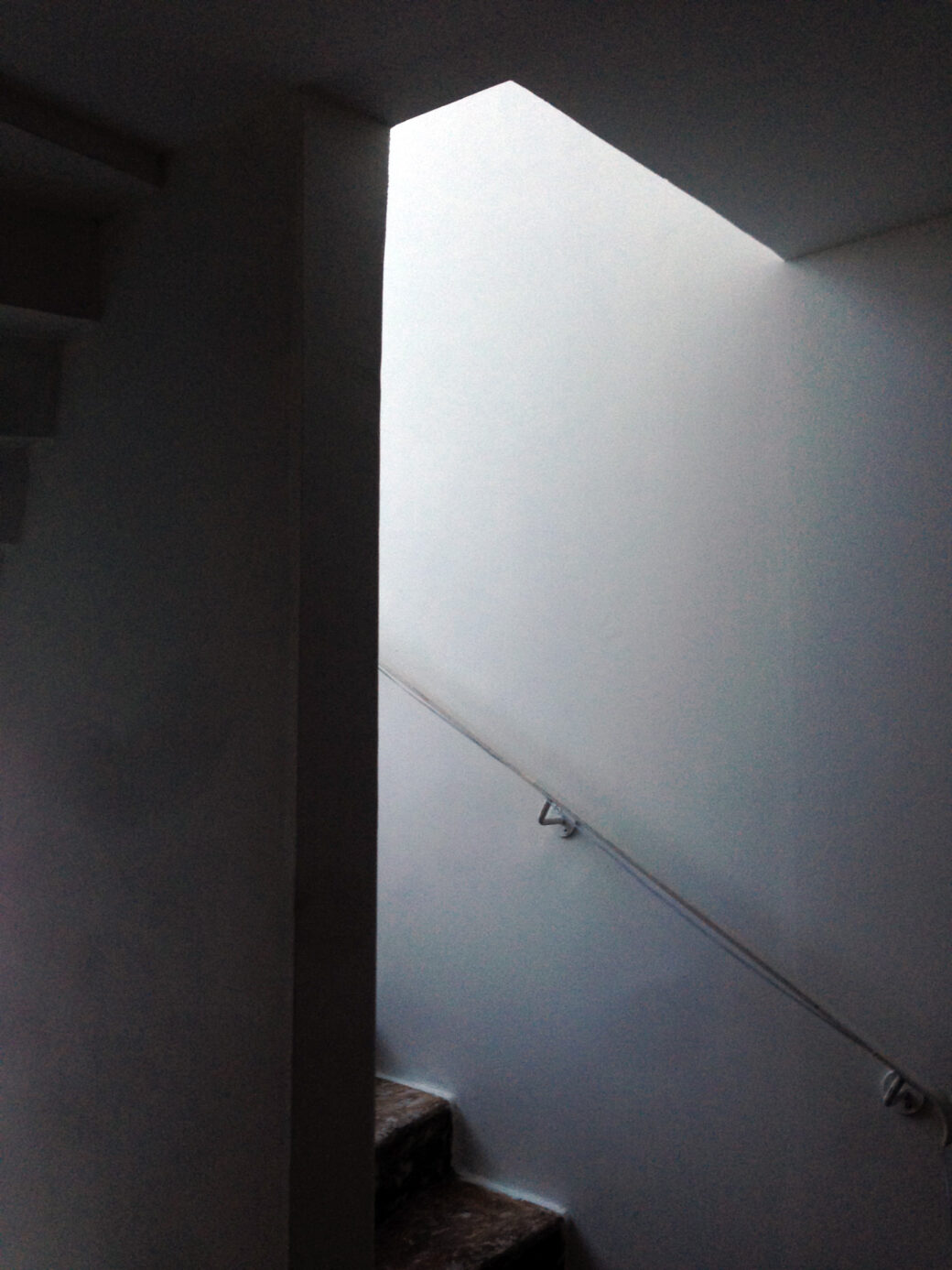Monolithe dans l&rsquo;escalier