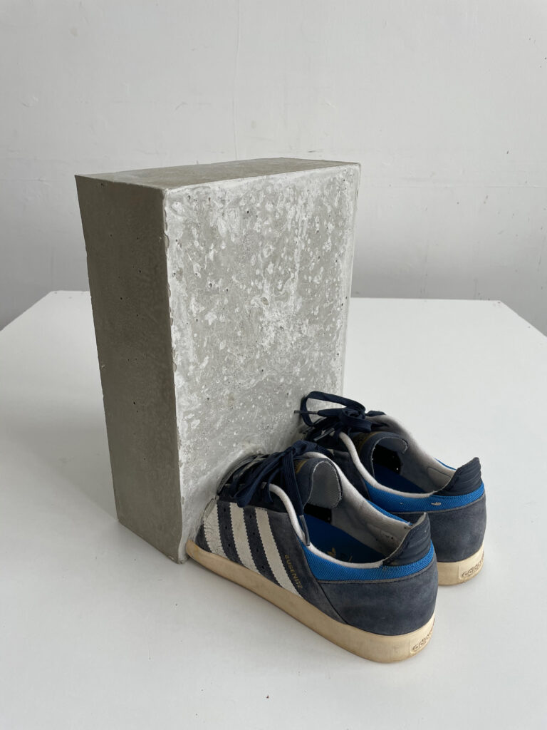 Où va le monde (concrete shoes)