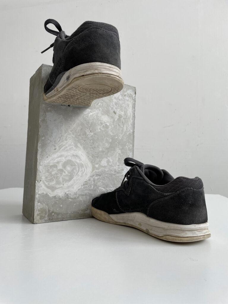 En marche (concrete shoes)