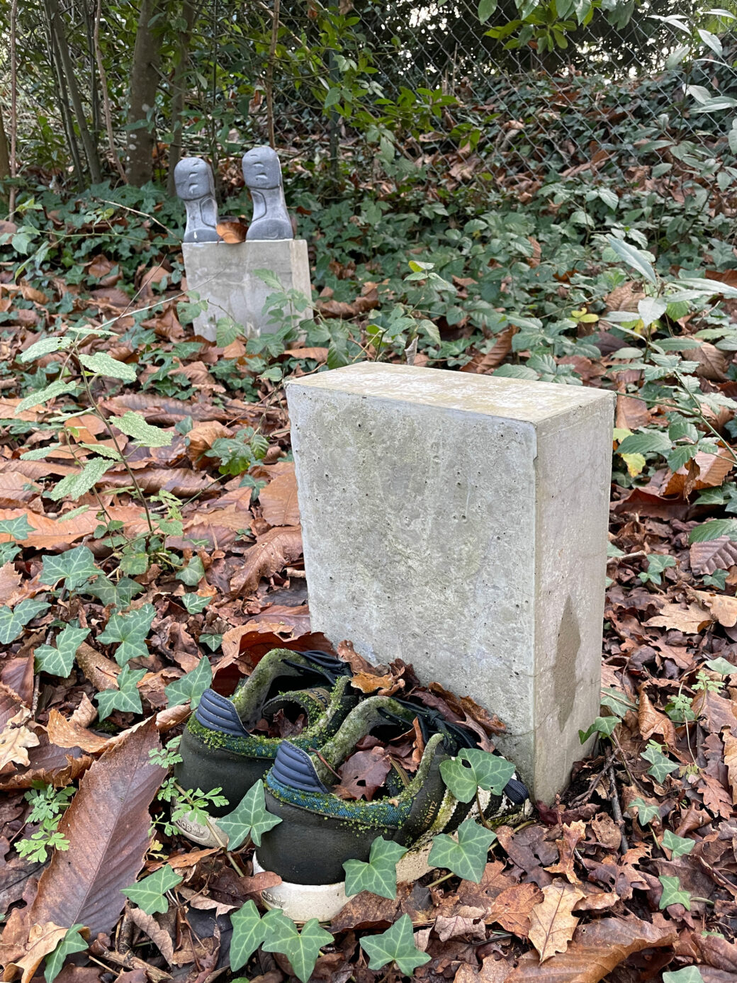 « Concrete Shoes » de Reynald Drouhin : Une Méditation sur l’Immobilité et le Temps / Clarice Thamel