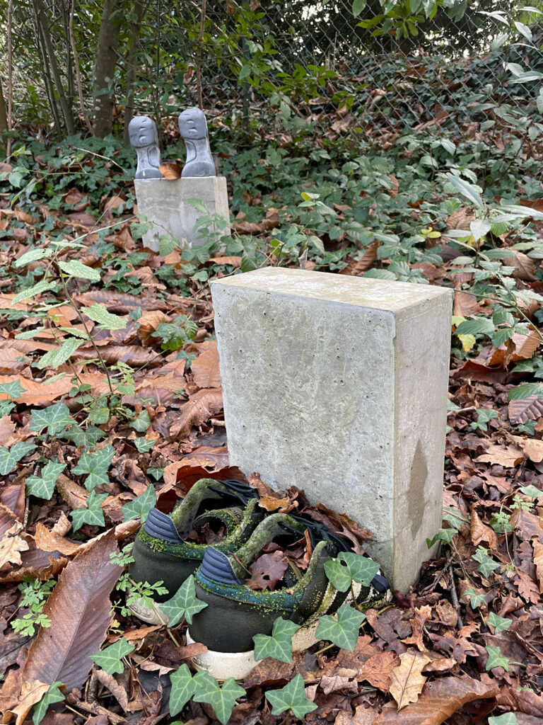 « Concrete Shoes » de Reynald Drouhin : Une Méditation sur l’Immobilité et le Temps / Clarice Thamel